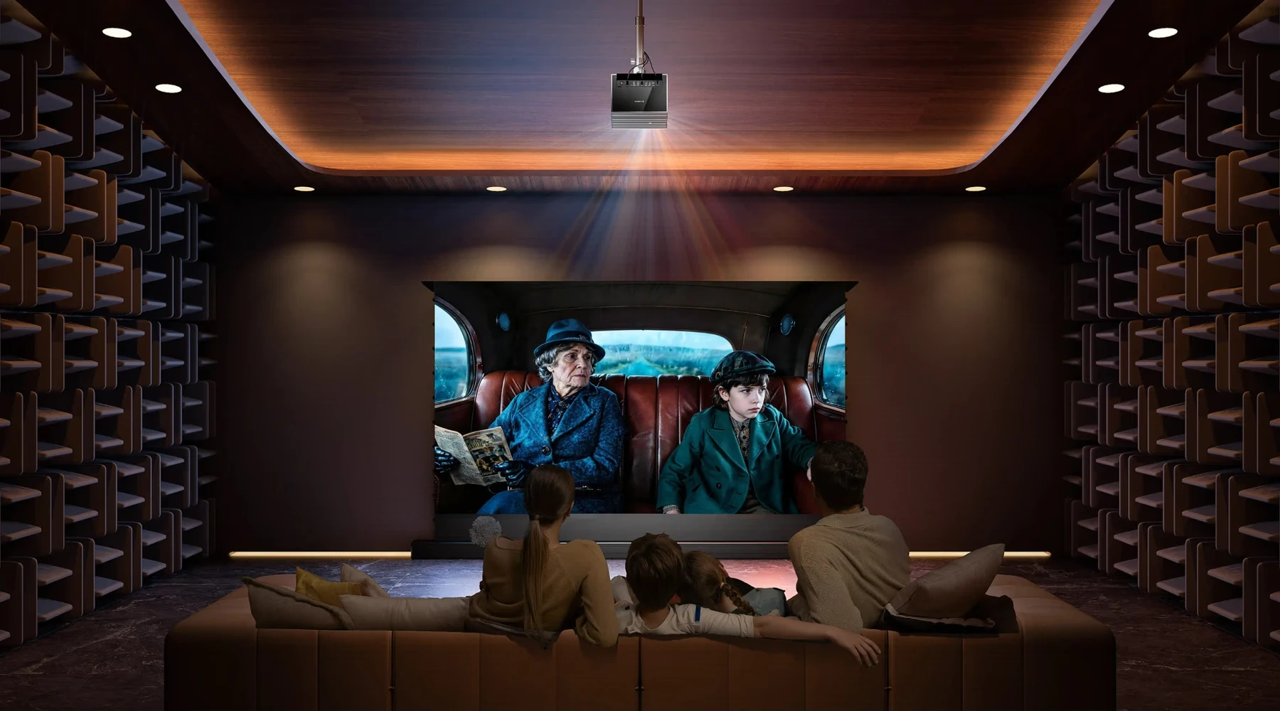 Famille installée dans un salon home cinéma regardant un film projeté sur grand écran par un projecteur au plafond.