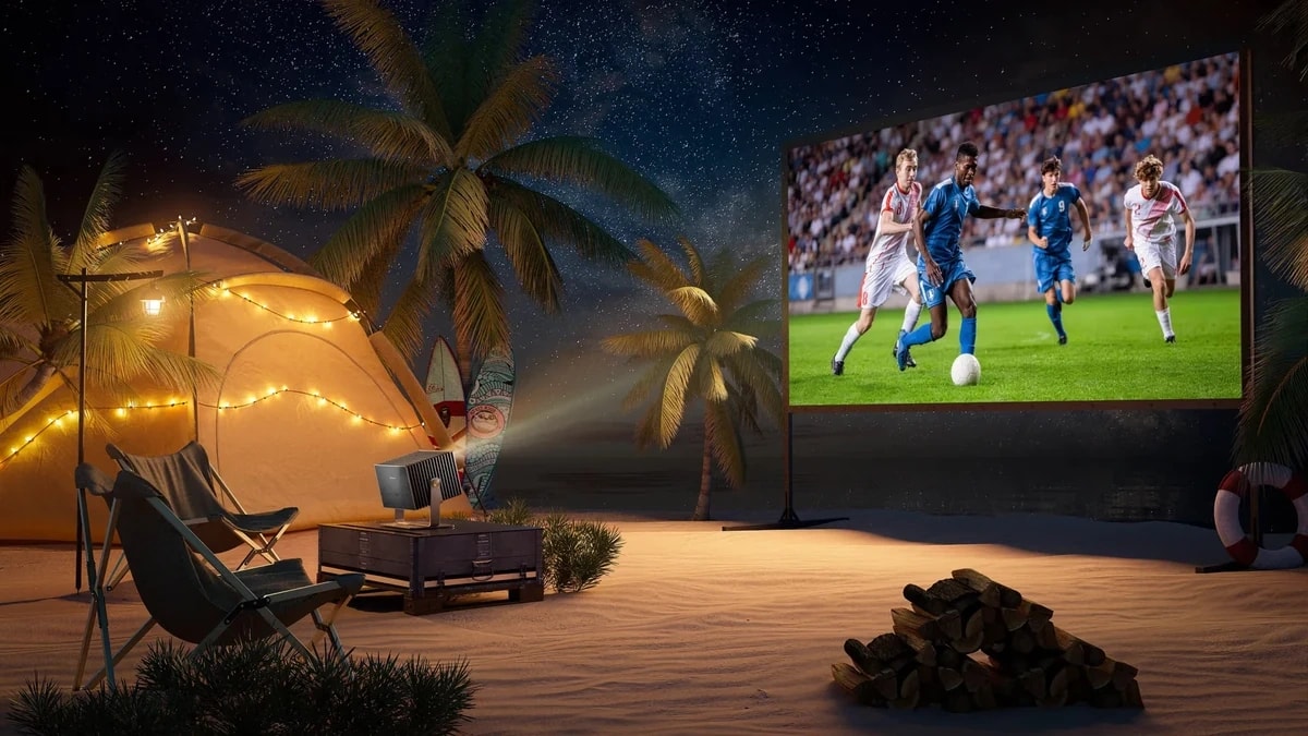 Camping-Beamer und große Leinwand neben einem beleuchteten Zelt.