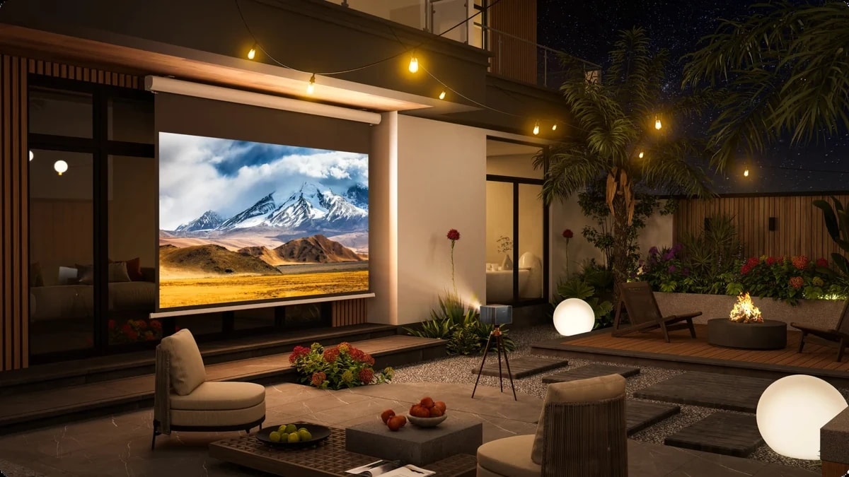 Écran de projection installé dans un jardin pour une séance de cinéma en plein air.