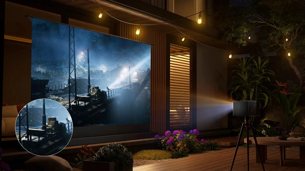 Camping-Beamer projiziert nachts einen Film auf eine Outdoor-Leinwand.