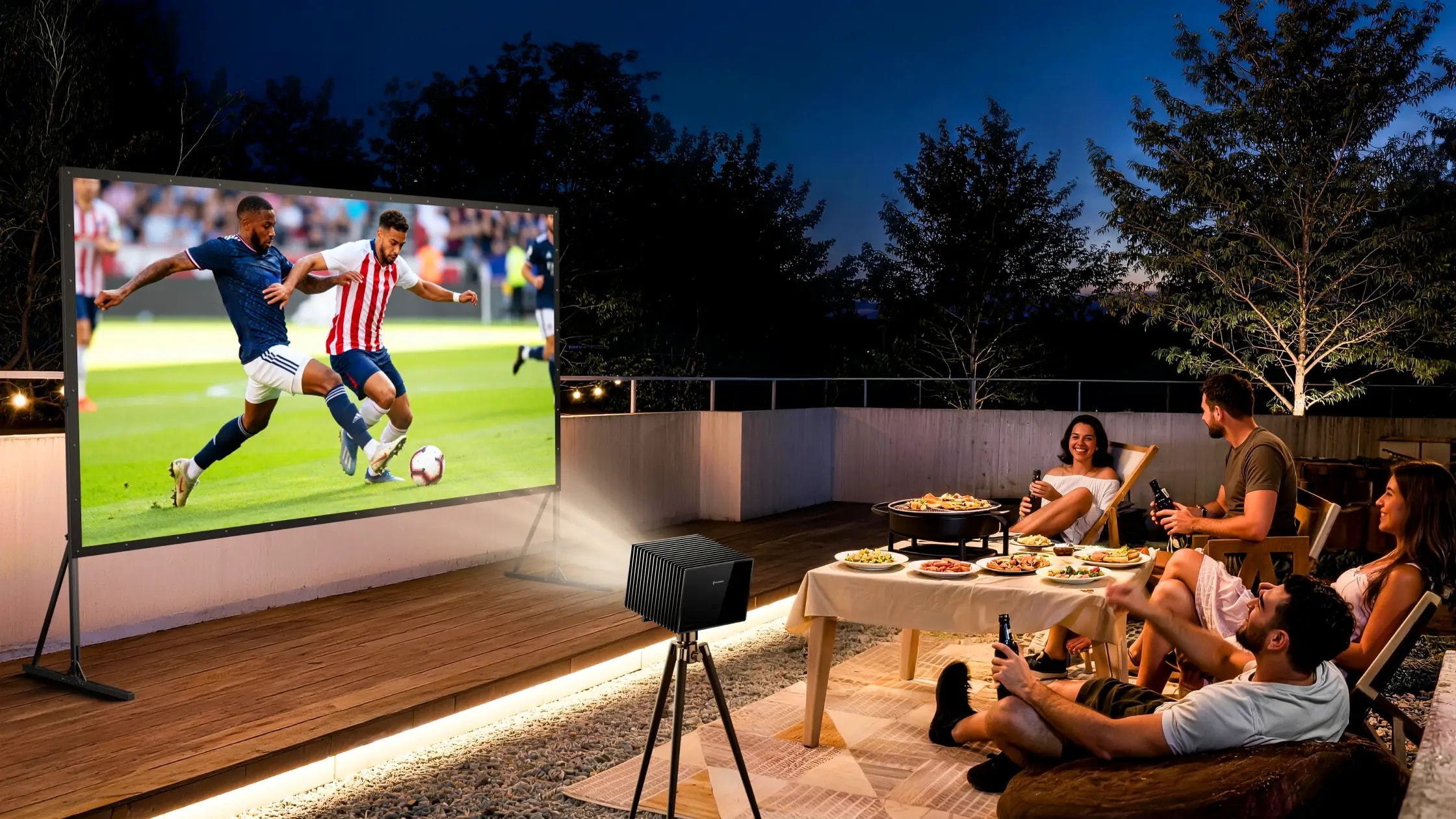 Ultimative Champions League Gartenparty mit einem Valerion Beamer, großer Outdoor-Leinwand, Freunden und BBQ-Atmosphäre.