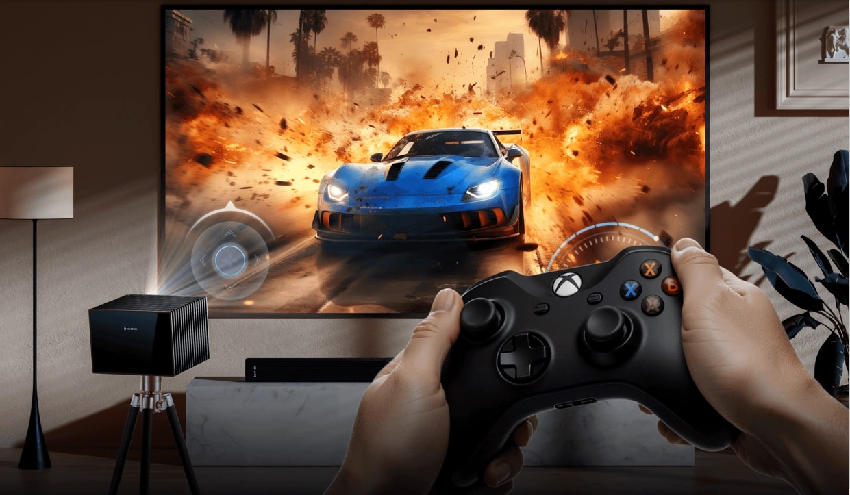 ある人がプロジェクターでレースゲームをプレイしている